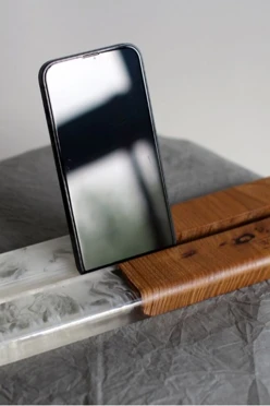 Подставка для телефона из дерева со смолой