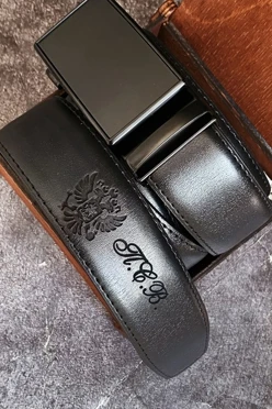 Кожаный мужской ремень с гравировкой и автоматической пряжкой
