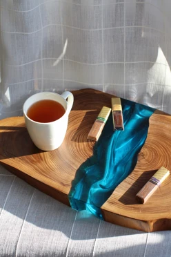 Сервировочная доска из дерева со смолой, 30х20 см