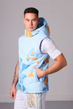 Жилет Стивен на синтепоне с капюшоном унисекс, с полной запечаткой