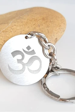 Брелок из нержавеющей стали с гравировкой со знаком ОМ и мандалой