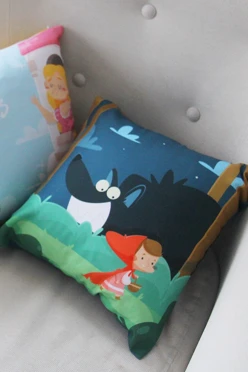 Подушка из габардина 35х35 см (холлофайбер), с полной запечаткой "Red Riding Hood"