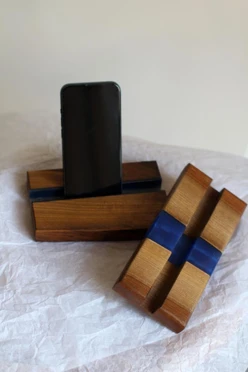 Подставка для телефона из дерева со смолой