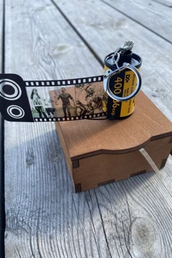 Брелок фотопленка, желтый в подарочной коробке