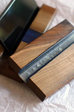 Подставка для телефона из дерева со смолой