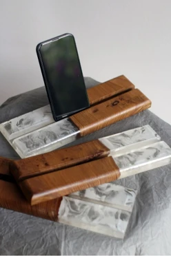 Подставка для телефона из дерева со смолой