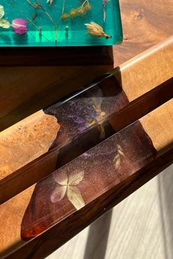 Подставка для телефона из дерева со смолой